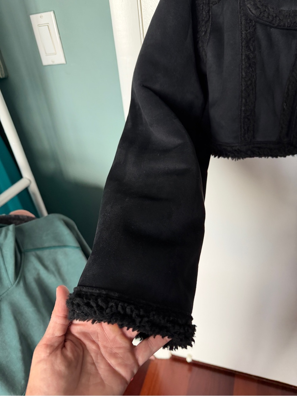 RARE NWOT Oversized Alo Yoga Faux Shearling Snowfall Cropped Jacket - Black - Picture 8 of 14